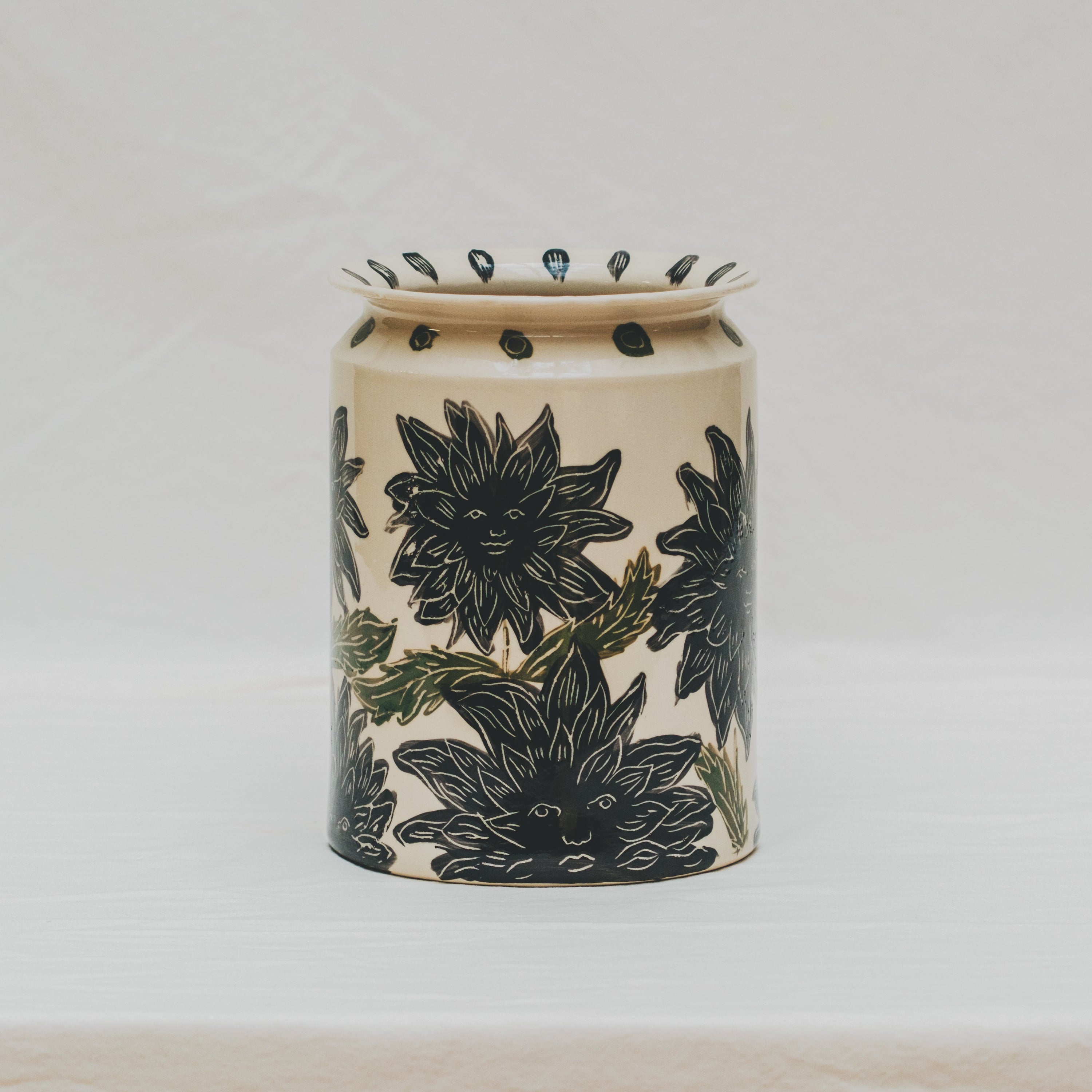 Vase tourné à l’atelier grand soleil, faïence décorée à l’engobe émaillé transparent, motif soleil noir