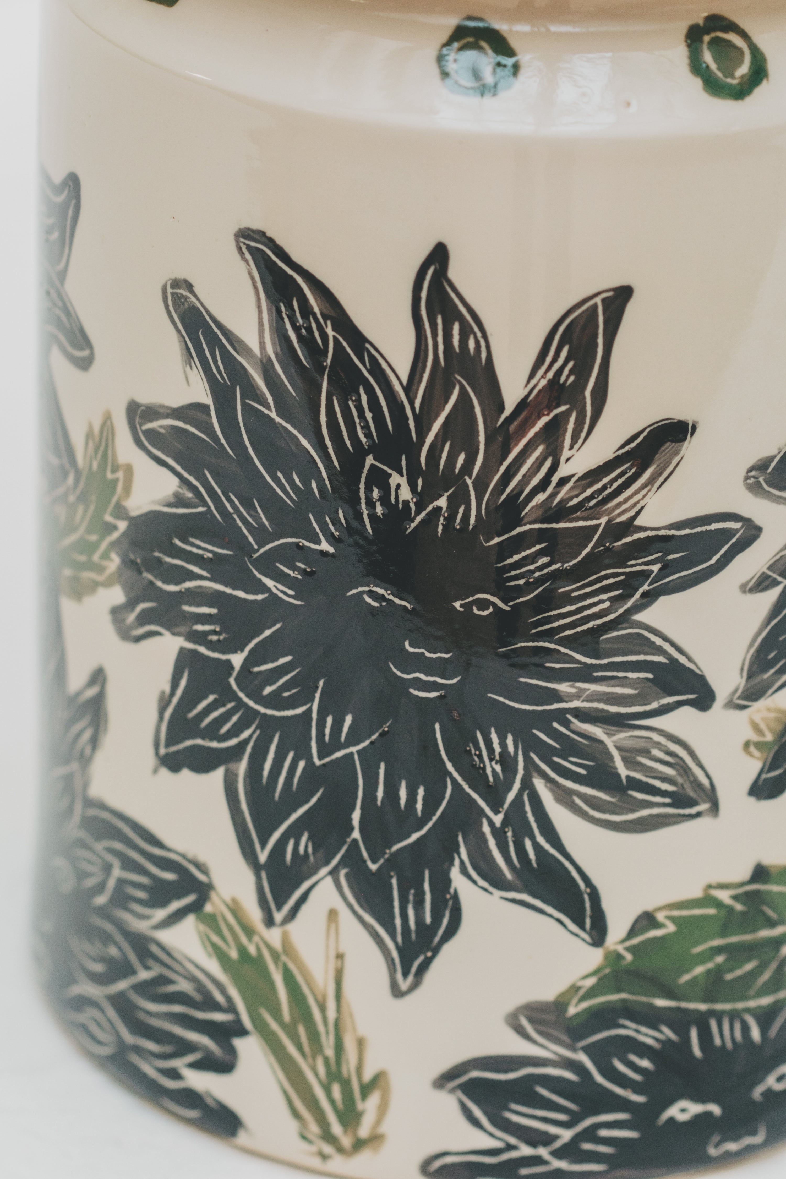 Vase tourné à l’atelier grand soleil, faïence décorée à l’engobe émaillé transparent, motif soleil noir