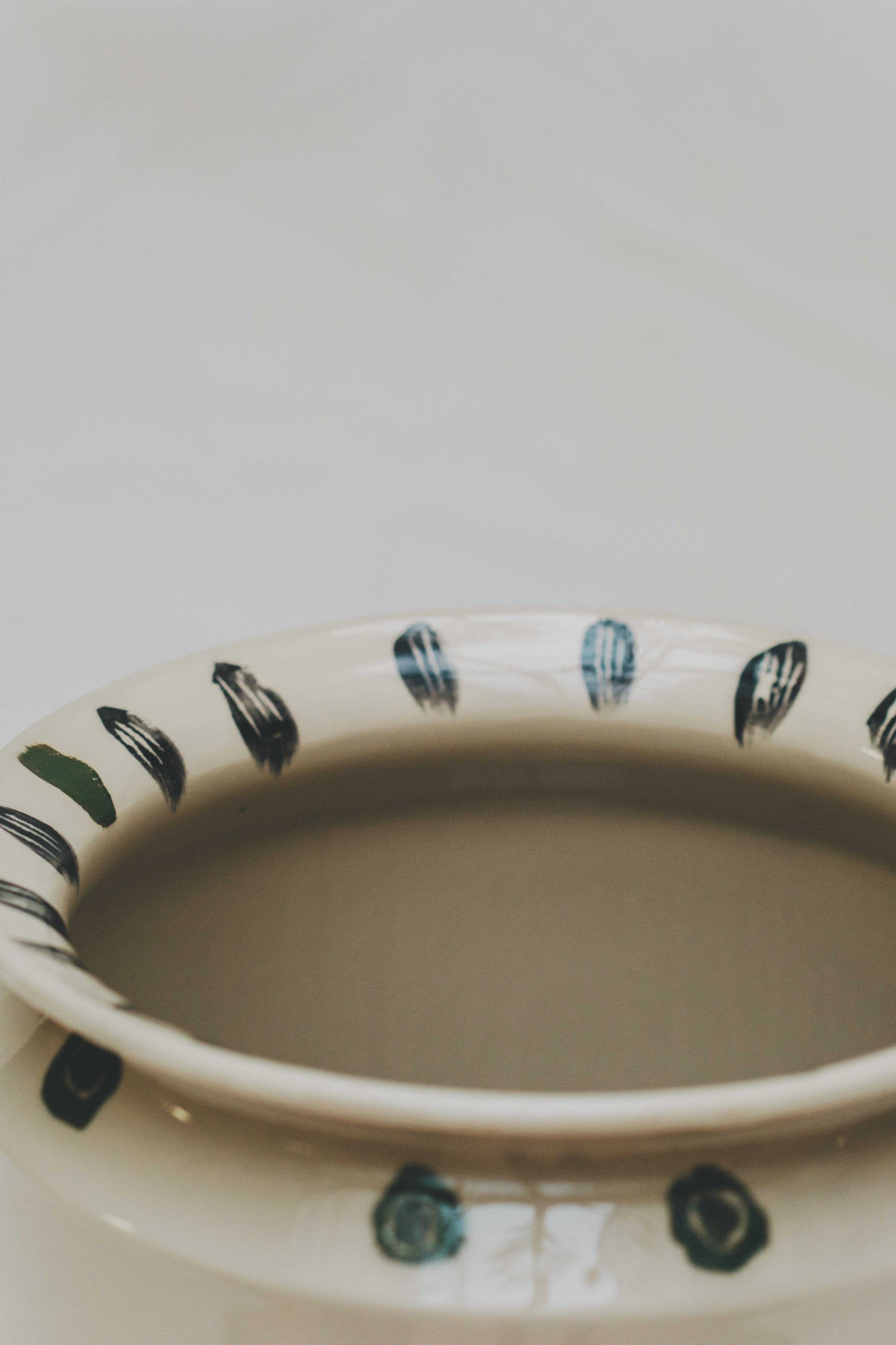 Vase tourné à l’atelier grand soleil, faïence décorée à l’engobe émaillé transparent, motif soleil noir