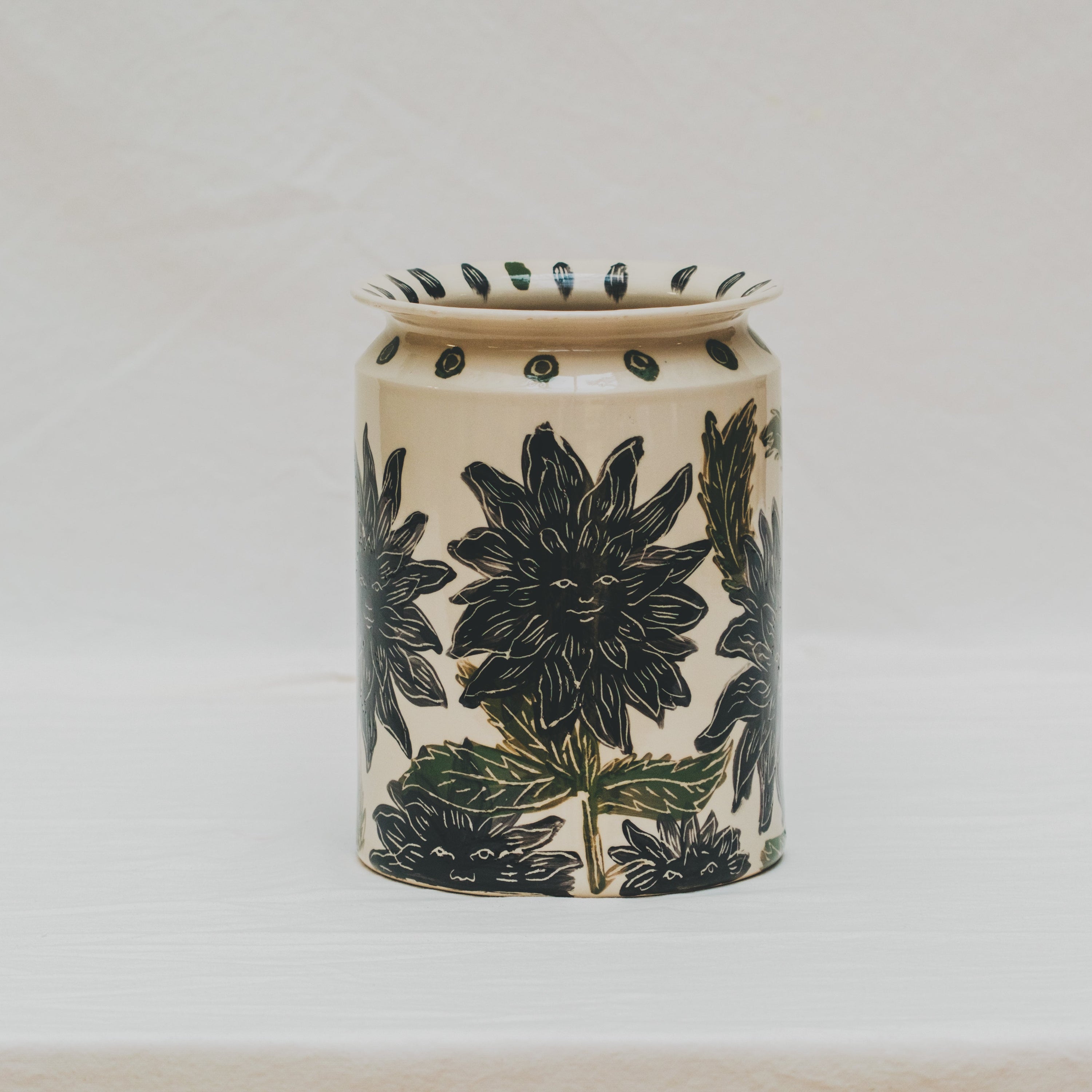 Vase tourné à l’atelier grand soleil, faïence décorée à l’engobe émaillé transparent, motif soleil noir